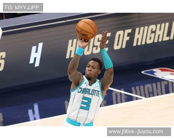 美媒发布AI合成图罗齐尔庭审前手铐黄蜂连帽衫造型引关注